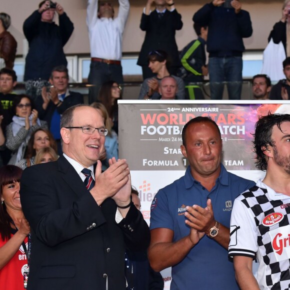 Le prince Albert II de Monaco participait le 24 mai 2016, avec son neveu Louis Ducruet, au match de foot caritatif opposant comme chaque année avant le Grand Prix de Monaco l'A.S. Star Team for Children et l'Association Mondiale des Pilotes de F1, au stade Louis-II. © Bruno Bebert / Bestimage