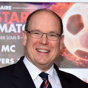 Le prince Albert II de Monaco qui a reçu un maillot floqué à son nom de la part de Claudio Ranieri, participait le 24 mai 2016 au match de foot caritatif opposant comme chaque année avant le Grand Prix de Monaco l'A.S. Star Team for Children et l'Association Mondiale des Pilotes de F1, au stade Louis-II. © Bruno Bebert / Bestimage