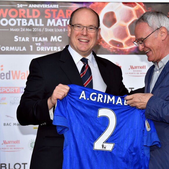 Le prince Albert II de Monaco qui a reçu un maillot floqué à son nom de la part de Claudio Ranieri, participait le 24 mai 2016 au match de foot caritatif opposant comme chaque année avant le Grand Prix de Monaco l'A.S. Star Team for Children et l'Association Mondiale des Pilotes de F1, au stade Louis-II. © Bruno Bebert / Bestimage