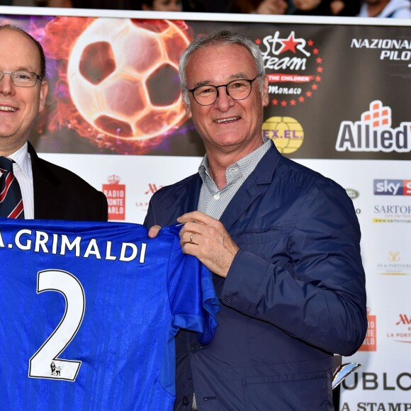 Le prince Albert II de Monaco qui a reçu un maillot floqué à son nom de la part de Claudio Ranieri, participait le 24 mai 2016 au match de foot caritatif opposant comme chaque année avant le Grand Prix de Monaco l'A.S. Star Team for Children et l'Association Mondiale des Pilotes de F1, au stade Louis-II. © Bruno Bebert / Bestimage