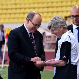 Le prince Albert II de Monaco participait le 24 mai 2016, avec son neveu Louis Ducruet, au match de foot caritatif opposant comme chaque année avant le Grand Prix de Monaco l'A.S. Star Team for Children et l'Association Mondiale des Pilotes de F1, au stade Louis-II. © Bruno Bebert / Bestimage