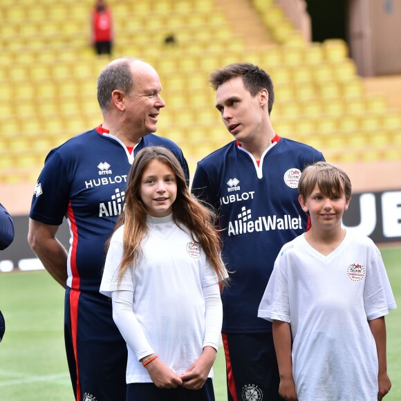 Le prince Albert II de Monaco participait le 24 mai 2016, avec son neveu Louis Ducruet, au match de foot caritatif opposant comme chaque année avant le Grand Prix de Monaco l'A.S. Star Team for Children et l'Association Mondiale des Pilotes de F1, au stade Louis-II. © Bruno Bebert / Bestimage