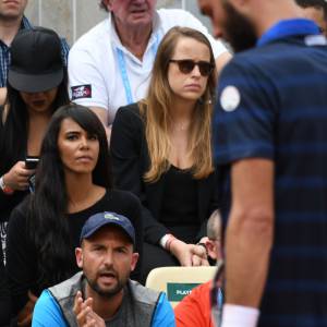 Shy'm et son père en tribune pour soutenir Benoît Paire, éliminé au second tour du tournoi de Roland-Garros, le 25 mai 2016.