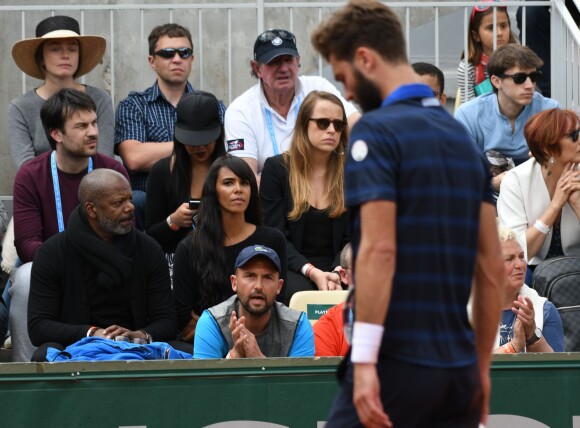 Shy'm et son père en tribune pour soutenir Benoît Paire, éliminé au second tour du tournoi de Roland-Garros, le 25 mai 2016.