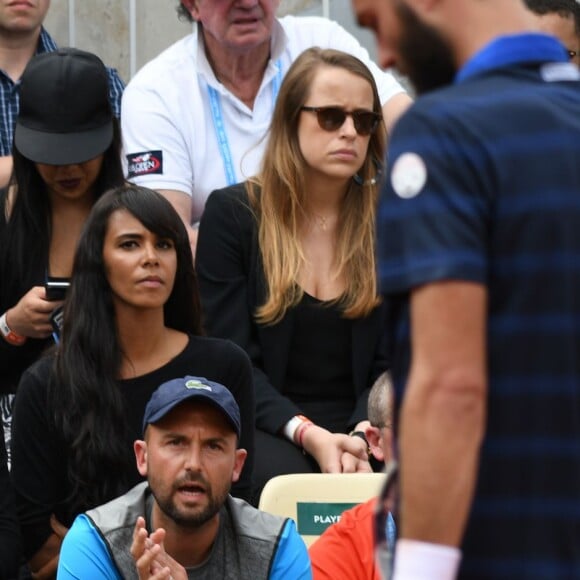 Shy'm et son père en tribune pour soutenir Benoît Paire, éliminé au second tour du tournoi de Roland-Garros, le 25 mai 2016.