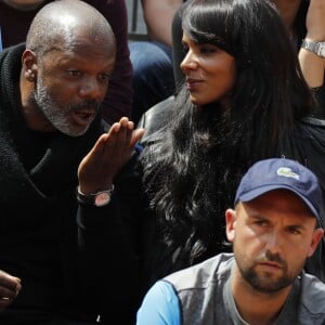 Shy'm et son père en tribune pour soutenir Benoît Paire, éliminé au second tour du tournoi de Roland-Garros, le 25 mai 2016.