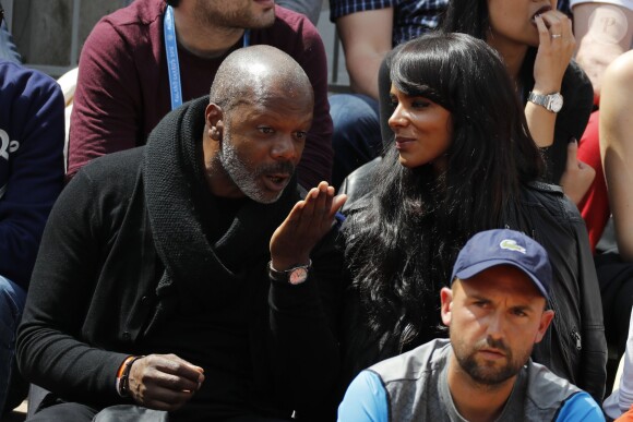 Shy'm et son père en tribune pour soutenir Benoît Paire, éliminé au second tour du tournoi de Roland-Garros, le 25 mai 2016.