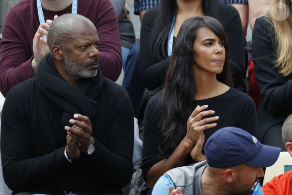 Shy'm et son père en tribune pour soutenir Benoît Paire, éliminé au second tour du tournoi de Roland-Garros, le 25 mai 2016.