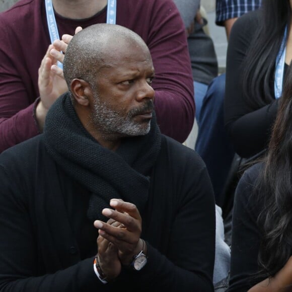 Shy'm et son père en tribune pour soutenir Benoît Paire, éliminé au second tour du tournoi de Roland-Garros, le 25 mai 2016.