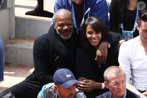 Shy'm et son père en tribune pour soutenir Benoît Paire, éliminé au second tour du tournoi de Roland-Garros, le 25 mai 2016.