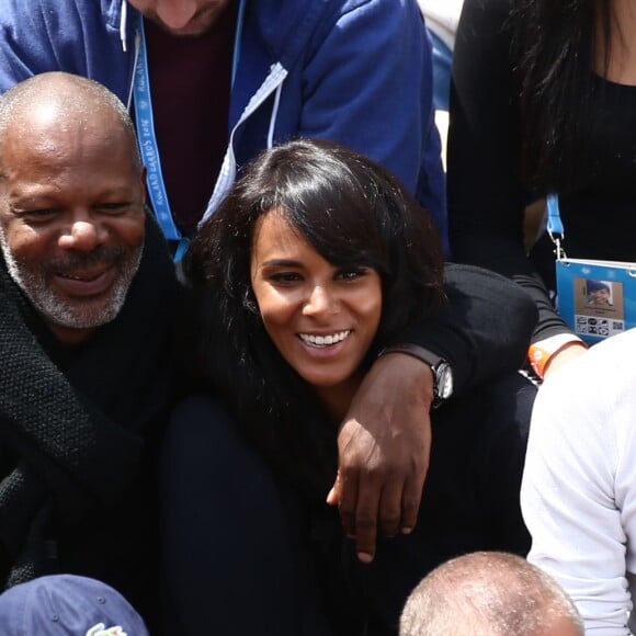 Shy'm et son père en tribune pour soutenir Benoît Paire, éliminé au second tour du tournoi de Roland-Garros, le 25 mai 2016.