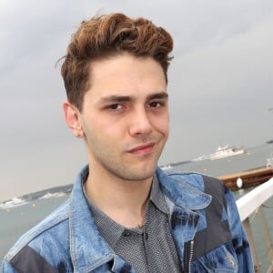 Xavier Dolan pose sur la plage du Majestic à Cannes lors du 67ème festival de Cannes le 22 mai 2014.