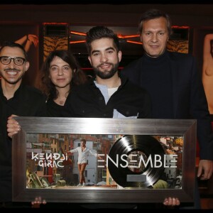 Exclusif - Kendji, Hakim Nassouh, son manager, Natacha Krantz (Mercury), Olivier Nusse, PDG d'Universal Music, Kendji Girac reçoit son disque de diamant pour son album Ensemble des mains d'Olivier Nusse, PDG d'Universal Music lors d' une soirée organisée au Matignon, à Paris, le 9 mars 2016. © Alain Guizard / Bestimage