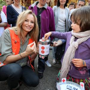 Adriana Karembeu lance les Journées Nationales de la Croix-Rouge française à Toulouse, le 28 mai 2016. Après avoir inauguré les nouveaux bureaux de la croix-Rouge, elle a déambulé dans la ville avec les bénévoles afin de récolter des fonds pour finir son action sur la célèbre place du Capitole. © Patrick Bernard/Bestimage