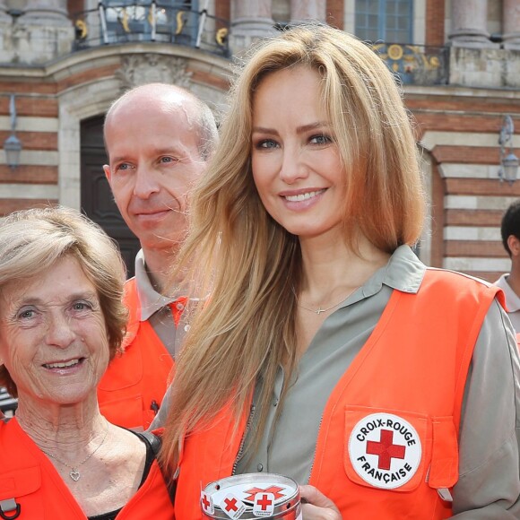 Adriana Karembeu lance les Journées Nationales de la Croix-Rouge française à Toulouse, le 28 mai 2016. Après avoir inauguré les nouveaux bureaux de la croix-Rouge, elle a déambulé dans la ville avec les bénévoles afin de récolter des fonds pour finir son action sur la célèbre place du Capitole. © Patrick Bernard/Bestimage