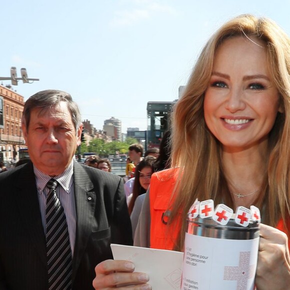 Adriana Karembeu lance les Journées Nationales de la Croix-Rouge française à Toulouse, le 28 mai 2016. Après avoir inauguré les nouveaux bureaux de la croix-Rouge, elle a déambulé dans la ville avec les bénévoles afin de récolter des fonds pour finir son action sur la célèbre place du Capitole. © Patrick Bernard/Bestimage