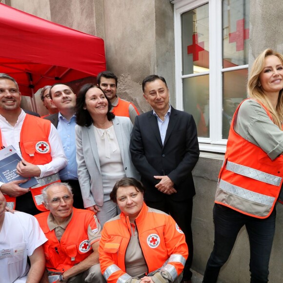 Adriana Karembeu lance les Journées Nationales de la Croix-Rouge française à Toulouse, le 28 mai 2016. Après avoir inauguré les nouveaux bureaux de la croix-Rouge, elle a déambulé dans la ville avec les bénévoles afin de récolter des fonds pour finir son action sur la célèbre place du Capitole. © Patrick Bernard/Bestimage