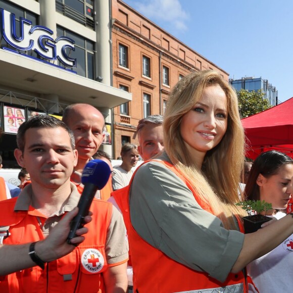 Adriana Karembeu lance les Journées Nationales de la Croix-Rouge française à Toulouse, le 28 mai 2016. Après avoir inauguré les nouveaux bureaux de la croix-Rouge, elle a déambulé dans la ville avec les bénévoles afin de récolter des fonds pour finir son action sur la célèbre place du Capitole. © Patrick Bernard/Bestimage