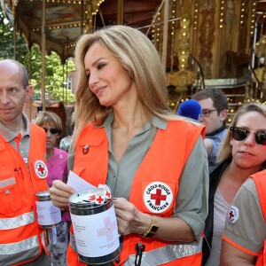 Adriana Karembeu lance les Journées Nationales de la Croix-Rouge française à Toulouse, le 28 mai 2016. Après avoir inauguré les nouveaux bureaux de la croix-Rouge, elle a déambulé dans la ville avec les bénévoles afin de récolter des fonds pour finir son action sur la célèbre place du Capitole. © Patrick Bernard/Bestimage