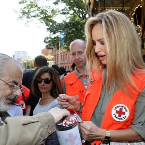 Adriana Karembeu lance les Journées Nationales de la Croix-Rouge française à Toulouse, le 28 mai 2016. Après avoir inauguré les nouveaux bureaux de la croix-Rouge, elle a déambulé dans la ville avec les bénévoles afin de récolter des fonds pour finir son action sur la célèbre place du Capitole. © Patrick Bernard/Bestimage