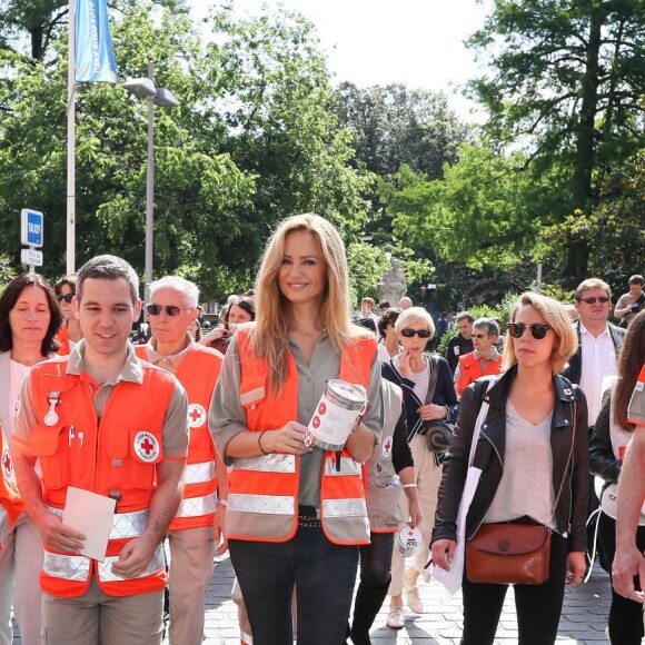 Adriana Karembeu lance les Journées Nationales de la Croix-Rouge française à Toulouse, le 28 mai 2016. Après avoir inauguré les nouveaux bureaux de la croix-Rouge, elle a déambulé dans la ville avec les bénévoles afin de récolter des fonds pour finir son action sur la célèbre place du Capitole. © Patrick Bernard/Bestimage