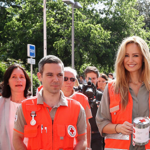 Adriana Karembeu lance les Journées Nationales de la Croix-Rouge française à Toulouse, le 28 mai 2016. Après avoir inauguré les nouveaux bureaux de la croix-Rouge, elle a déambulé dans la ville avec les bénévoles afin de récolter des fonds pour finir son action sur la célèbre place du Capitole. © Patrick Bernard/Bestimage