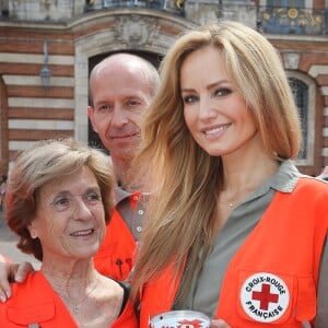 Adriana Karembeu lance les Journées Nationales de la Croix-Rouge française à Toulouse, le 28 mai 2016. Après avoir inauguré les nouveaux bureaux de la croix-Rouge, elle a déambulé dans la ville avec les bénévoles afin de récolter des fonds pour finir son action sur la célèbre place du Capitole. © Patrick Bernard/Bestimage