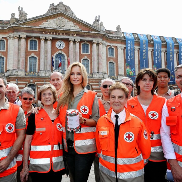 Adriana Karembeu lance les Journées Nationales de la Croix-Rouge française à Toulouse, le 28 mai 2016. Après avoir inauguré les nouveaux bureaux de la croix-Rouge, elle a déambulé dans la ville avec les bénévoles afin de récolter des fonds pour finir son action sur la célèbre place du Capitole. © Patrick Bernard/Bestimage