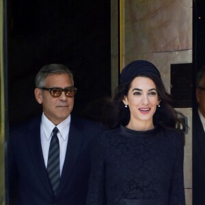 George Clooney et sa femme Amal Alamuddin à la sortie de leur hôtel à Rome, le 29 mai 2016