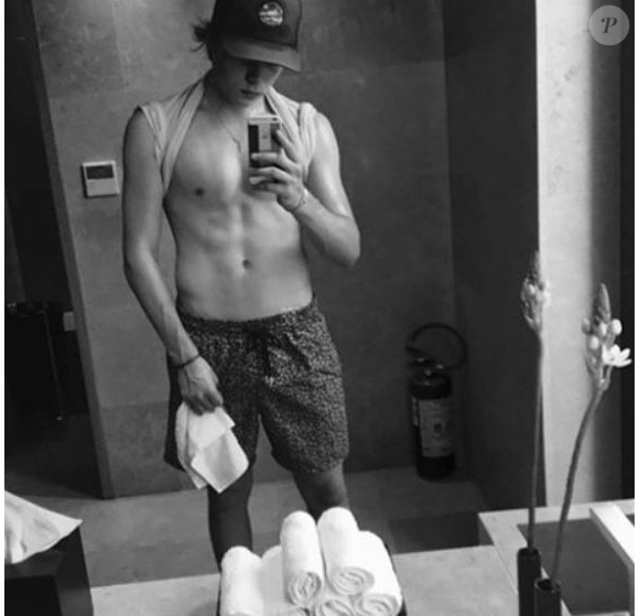 Brooklyn Beckham s'affiche torse-nu sur les réseaux sociaux, à la fin du mois de mai 2016