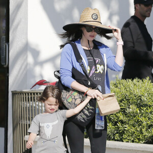 Megan Fox enceinte et son mari Brian Austin Green avec leurs enfants Noah et Bodhi dans un parc à Malibu, le 29 mai 2016