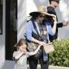 Megan Fox enceinte et son mari Brian Austin Green avec leurs enfants Noah et Bodhi dans un parc à Malibu, le 29 mai 2016