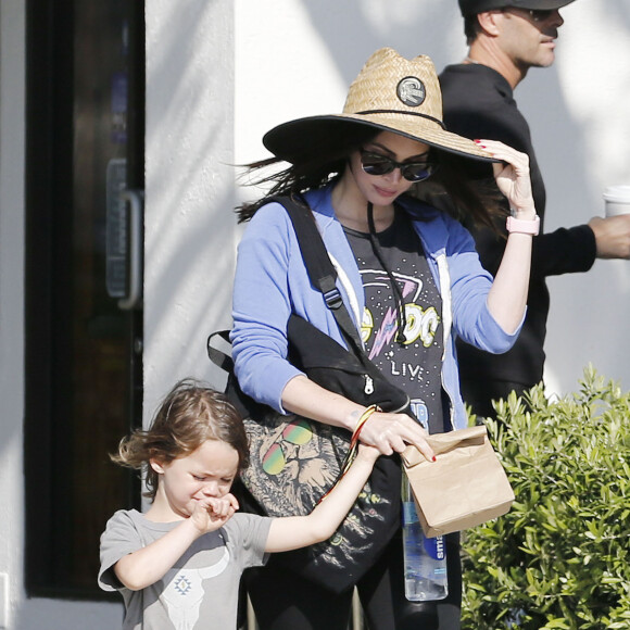 Megan Fox enceinte et son mari Brian Austin Green avec leurs enfants Noah et Bodhi dans un parc à Malibu, le 29 mai 2016