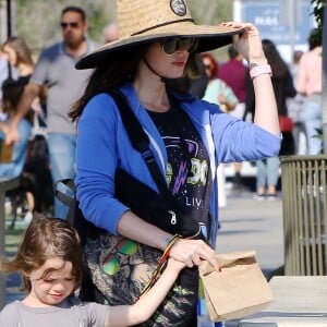 Megan Fox enceinte et son mari Brian Austin Green avec leurs enfants Noah et Bodhi dans un parc à Malibu, le 29 mai 2016