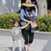 Megan Fox enceinte et son mari Brian Austin Green avec leurs enfants Noah et Bodhi dans un parc à Malibu, le 29 mai 2016