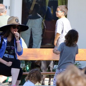 Megan Fox enceinte et son mari Brian Austin Green avec leurs enfants Noah et Bodhi dans un parc à Malibu, le 29 mai 2016