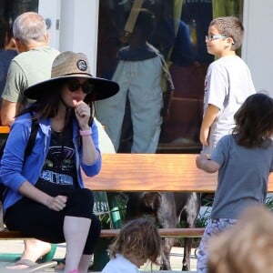 Megan Fox enceinte et son mari Brian Austin Green avec leurs enfants Noah et Bodhi dans un parc à Malibu, le 29 mai 2016