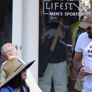 Megan Fox enceinte et son mari Brian Austin Green avec leurs enfants Noah et Bodhi dans un parc à Malibu, le 29 mai 2016