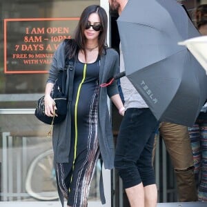 Exclusif - Megan Fox enceinte est allée déjeuner avec son mari Brian Austin Green au restaurant Cafe Grattitude à Los Angeles.