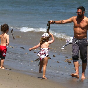 Megan Fox enceinte en famille avec son mari Brian Austin Green et leurs enfants Bodhi et Noah Green sur une plage à Malibu, le 30 avril 2016