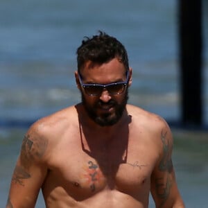 Megan Fox enceinte en famille avec son mari Brian Austin Green et leurs enfants Bodhi et Noah Green sur une plage à Malibu, le 30 avril 2016