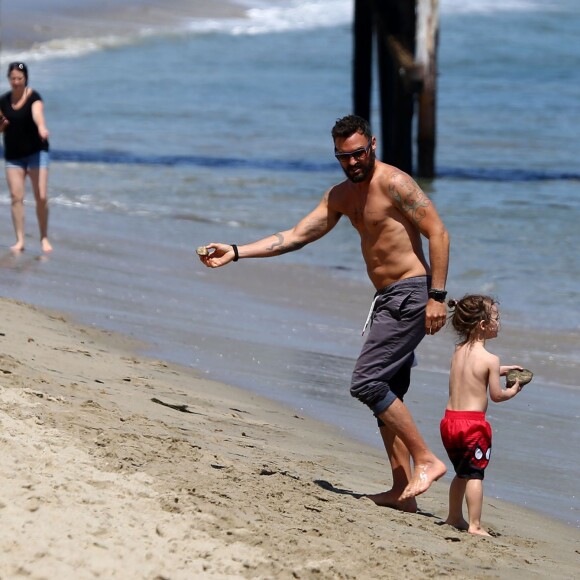 Megan Fox enceinte en famille avec son mari Brian Austin Green et leurs enfants Bodhi et Noah Green sur une plage à Malibu, le 30 avril 2016