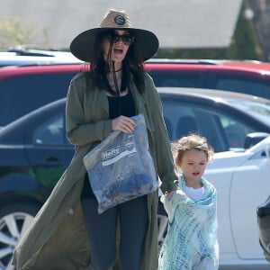 Megan Fox enceinte en famille avec son mari Brian Austin Green et leurs enfants Bodhi et Noah Green sur une plage à Malibu, le 30 avril 2016