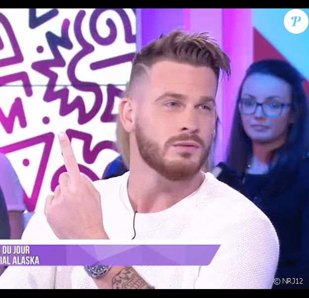Raphaël des "Anges 8" clashe Aurélie et Andréane dans le "Mad Mag" sur NRJ12. Le 30 mai 2016.