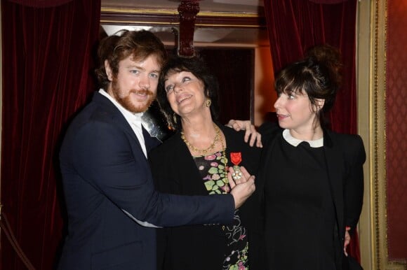 Anny Duperey, son fils Gaël Giraudeau et sa compagne Anne Auffret - Elle a reçu la médaille d'Officier de la Légion d'Honneur au théâtre du Palais Royal à Paris le 6 octobre 2014