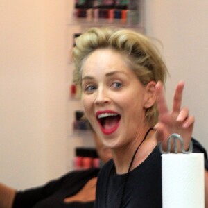 Sharon Stone est allée dans un salon de manucure à Beverly Hills, le 28 septembre 2015