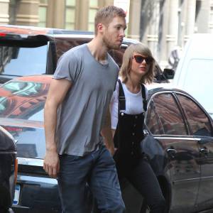 Taylor Swift et son petit-ami Calvin Harris sortent d'un restaurant à New York, le 28 mai 2015.