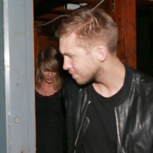 Taylor Swift et le DJ Calvin Harris confirment leur relation amoureuse en sortant main dans la main du club Troubadour à West Hollywood. Le 2 avril 2015