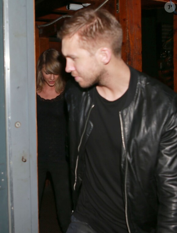 Taylor Swift et le DJ Calvin Harris confirment leur relation amoureuse en sortant main dans la main du club Troubadour à West Hollywood. Le 2 avril 2015