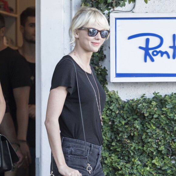 Taylor Swift fait du shopping avec une amie à Fred Segal à West Hollywood, le 28 avril 2016